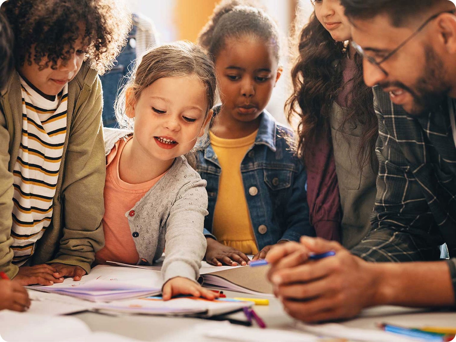 Lernende Kinder mit Lehrer